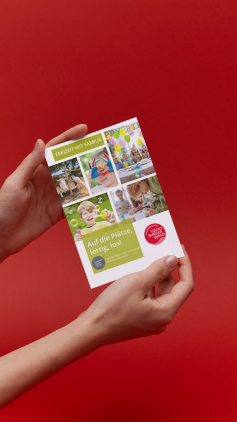 Hände halten Bröschüre