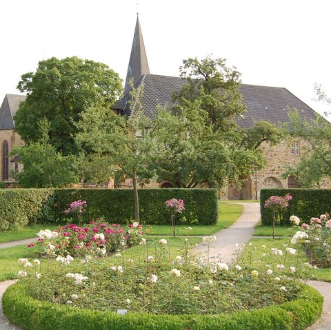 Kloster Herzebrock Rosengarten 07 2013 uneingeschraenkte Weitergabe