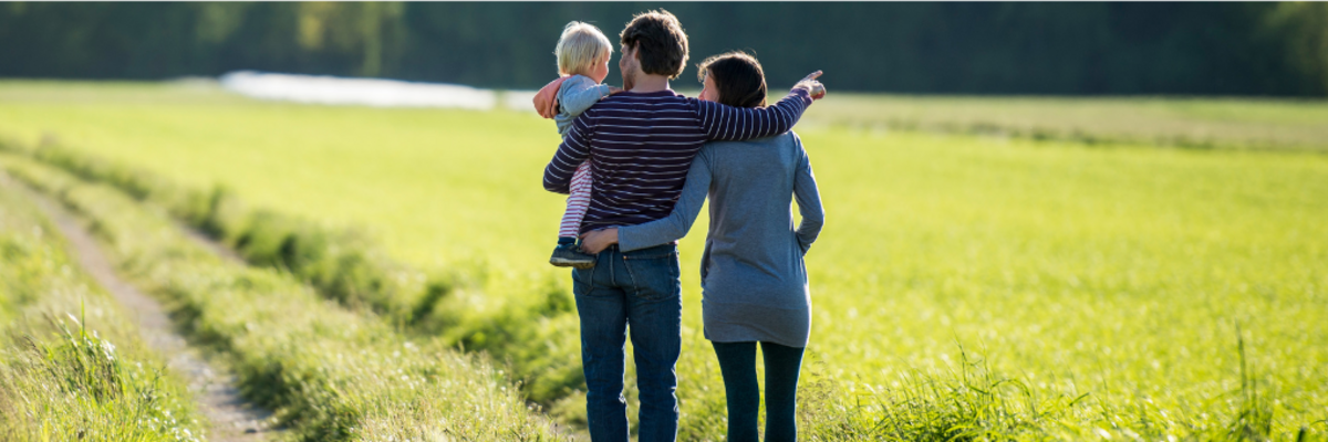 Familie auf Landweg